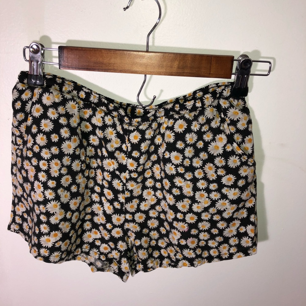 2/15$ FLORAL DAISY COMFY SHORTS